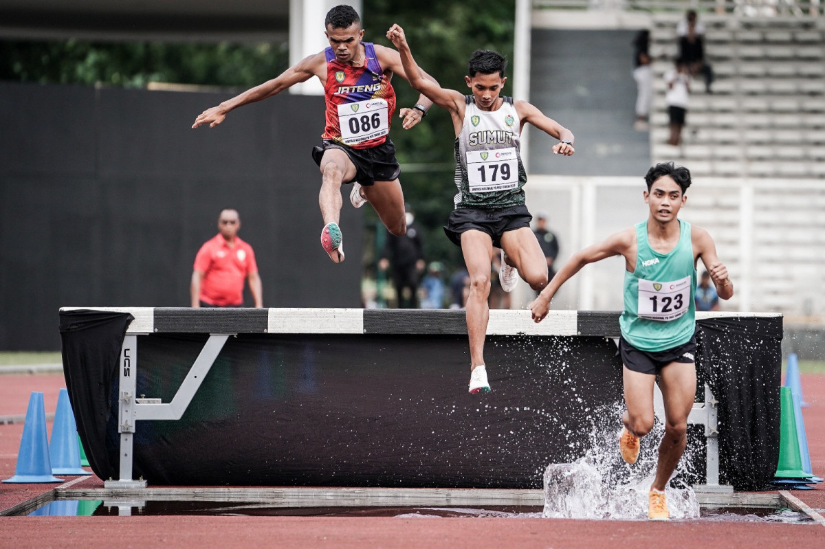 Yosh porno yulduzlar guruhli jinsiy aloqada bolishadi